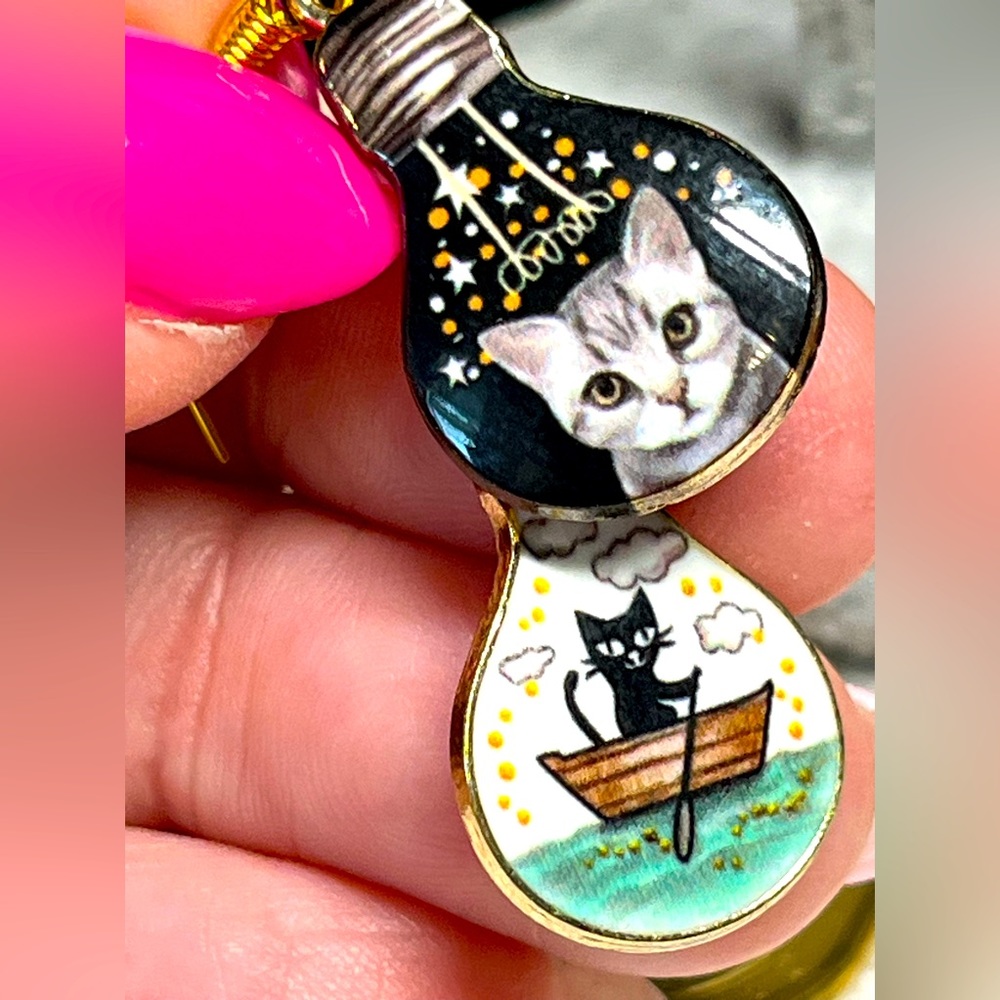 🐈‍⬛Cute mismatched cat earrings in gold accents